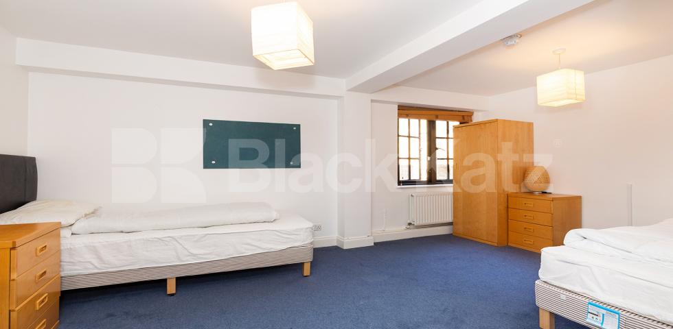			NEW INSTRUCTION!, 2 Bedroom, 1 bath, 1 reception Flat			 Bakers Row, CLERKENWELL / FARRINGDON